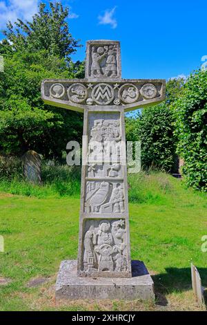 Modernes Kreuz im Stil alter keltischer Kreuze - Kunstwerk außerhalb der Pfarrkirche St. John the Baptist, Devizes, Wiltshire. Vom Juli 2024. Sommer. Stockfoto