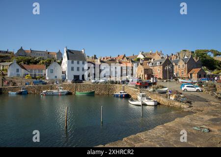 Blick auf den idyllischen Hafen mit Fischerbooten in Crail, einem Fischerhafen in East Neuk, Fife, Schottland, Großbritannien an einem sonnigen Tag Stockfoto