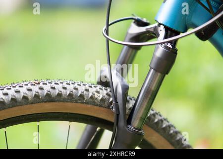 Moderne Mountainbike-Federung Gabel und Reifen Stockfoto