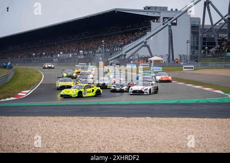 Motorsport, 52. ADAC RAVENOL 24h Nürburgring Rennstrecke 2024, Nürnberg, Nürburgring. Die Startaufstellung mit dem #911 Grello und den Fahrern Kevin Stockfoto