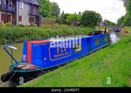 Schmales Boot auf dem Kennett & Avon Kanal bei Devizes. Vom Juli 2024. Sommer. Stockfoto