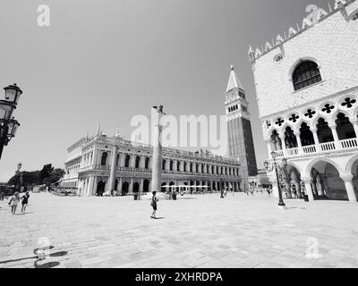 Nur ein paar Touristen auf dem Markusplatz in Venedig zeigten venezianische Stimmung nach der Abriegelung im Jahr 2020 Stockfoto