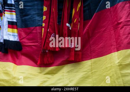 Deutsche Fahnen und Deutschland-Tücher in der Fanzone am Brandenburger Tor während des Viertelfinalspiels zwischen Deutschland und Spanien beim Europapokal Stockfoto