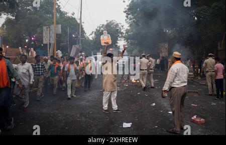 New Delhi, Indien, 4. Juni 2024. Anhänger der Bharatiya Janata Party (BJP) feiern, dass der indische Premierminister Narendra Modi den General gewann Stockfoto