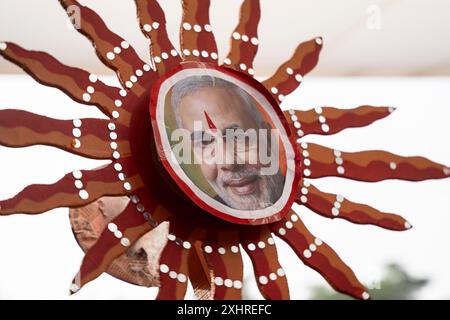 New Delhi, Indien, 4. Juni 2024. Anhänger der Bharatiya Janata Party (BJP) feiern, dass der indische Premierminister Narendra Modi den General gewann Stockfoto