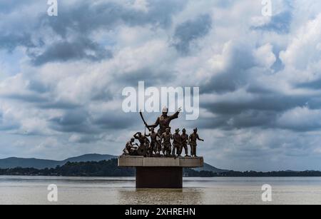 Statue des Kommandeurs des Königreichs Ahom Lachit Borphukan im Brahmaputra-Fluss vor dem Hintergrund des bewölkten Monsuns, in Guwahati, Assam, Indien weiter Stockfoto