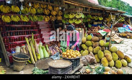 Straßenverkäufer von Frauen, die am Montag, den 6. August 2018, Obst, Gemüse und einheimische Gurken auf der Guwahati-Shillong Road in Meghalaya, Indien, verkaufen Stockfoto