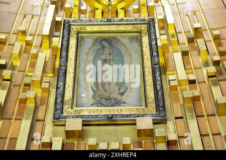 La Basilica de Nuestra Senora de Guadalupe, Mexiko-Stadt, Mexiko, Mittelamerika, Nahaufnahme eines religiösen Bildes der Jungfrau Maria in einem goldenen Stockfoto