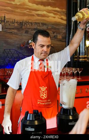 Ein Barkeeper im Restaurant Floridita bereitet einen Cocktail in einem Mixer zu, Havanna, Kuba, Zentralamerika Stockfoto