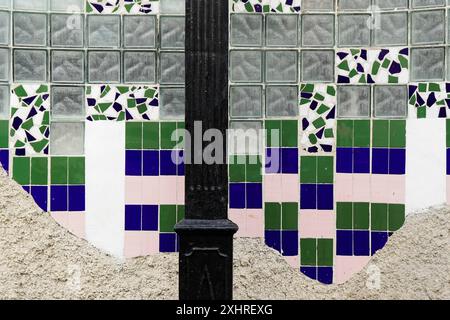 Havanna, Kuba, Zentralamerika, Wand mit dekorativem Mosaik aus Glas und Keramikfliesen in verschiedenen Farben und Mustern Stockfoto