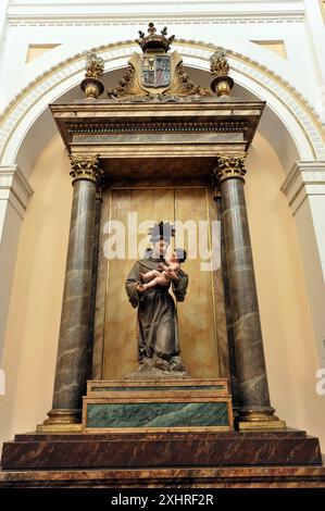 Iglesia Catedral de las Fuerzas Armadas, Madrid, Spanien, Europa, Marienstatue mit Jesuskind vor einem goldenen Altar in einer Kirche Stockfoto