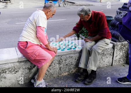 Zwei ältere Männer spielen Schach auf einer Steinbank am Straßenrand, Kuba, die Großen Antillen, die Karibik, Zentralamerika, Amerika Stockfoto