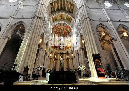 Catedral de Nuestra Senora de la Almudena, Santa Maria la Real de La Almudena, Kathedrale von Almudena, Madrid, Spanien, Europa, Kircheneinrichtung mit Stockfoto