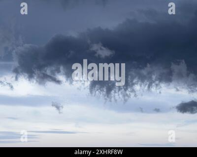 Fringy ausgefranste hängende dunkle Gewitterwolken Wolken während herannahender Gewitter und Sturm, Deutschland Stockfoto