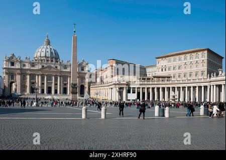 Blick auf den Petersplatz mit dem 4000 Jahre alten ägyptischen Obelisken von Heliopolis zum Petersdom hinter der rechten Kolonnade oben Stockfoto