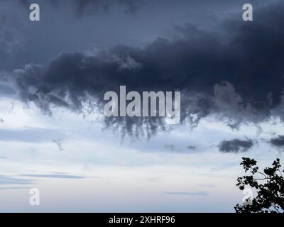 Fringy ausgefranste hängende dunkle Gewitterwolken Wolken während herannahender Gewitter und Sturm, Deutschland Stockfoto