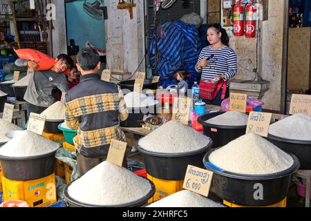 Verkaufsstand mit verschiedenen Reissorten auf dem lokalen Markt, Luang Prabang, Laos Stockfoto