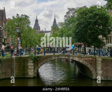 Blick auf eine Brücke über einen Kanal, im Hintergrund die Türme des Rijksmuseums. Amsterdam Niederlande Stockfoto