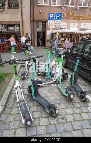 Ausgewiesener Parkplatz für Elektroroller im Stadtzentrum Nürnberg, Mittelfranken, Bayern, Deutschland Stockfoto