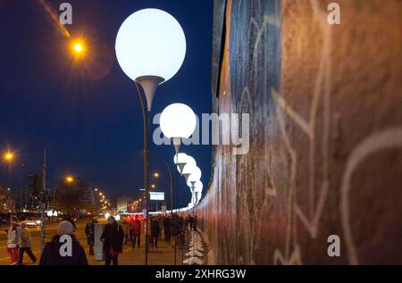 Zum 25. Jahrestag des Mauerfalls symbolisieren Leuchtballons den Verlauf der Grenze im ehemals geteilten Berlin. Die Stockfoto