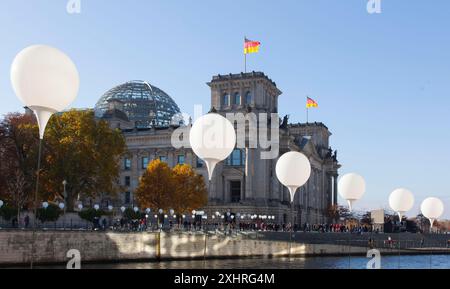 Zum 25. Jahrestag des Mauerfalls symbolisieren Leuchtballons den Verlauf der Grenze im ehemals geteilten Berlin. Die Stockfoto