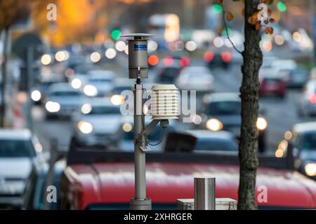 Die Gladbecker Straße in Essen, B224, Innenstadtstraße in Essen stark durch Luftverschmutzung verschmutzt, Teil einer möglichen Diesel-Fahrverbotszone in Stockfoto