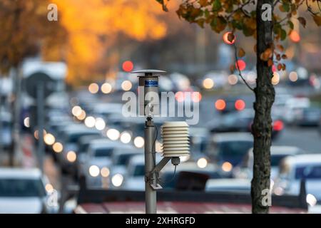 Die Gladbecker Straße in Essen, B224, Innenstadtstraße in Essen stark durch Luftverschmutzung verschmutzt, Teil einer möglichen Diesel-Fahrverbotszone in Stockfoto