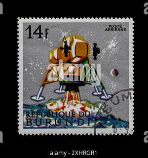 Die Briefmarke wurde aus der Republik Burundi gestrichen. Szenen aus der Serie zur Weltraumforschung, die im Mai 1968 veröffentlicht wurde. Luna Lander feuert Retro Stockfoto