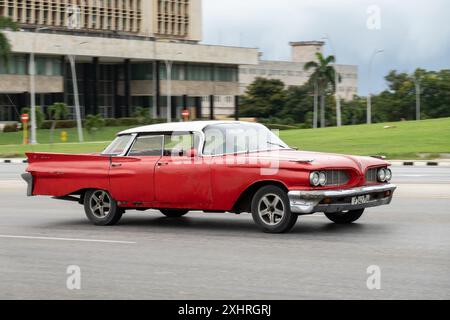 HAVANNA, KUBA - 28. AUGUST 2023: Pontiac Boneville 1959 Limousine in Havanna, Kuba, Bewegungsunschärfe Stockfoto