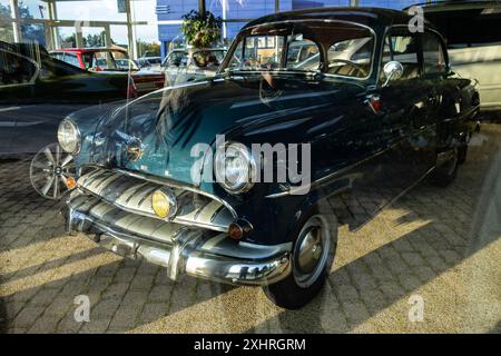 ROSKILDE, DÄNEMARK - 30. OKTOBER 2014: Oldtimer Opel Olympia Rekord im Händlerbetrieb hinter Glas vorgestellt Stockfoto