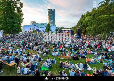 Freilichtkonzert im Essener Stadtgarten, Sommerkonzert der Landesregierung, Nordrhein-Westfalen Sommernacht? Im Essener Stadtgarten Stockfoto