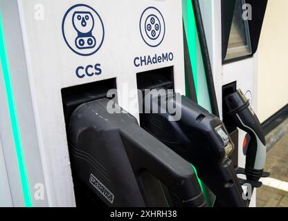 Sotschi, Russland - 23. Februar 2023: Ladetoillen mit zwei Standards auf der Säule der Ladestation Stockfoto