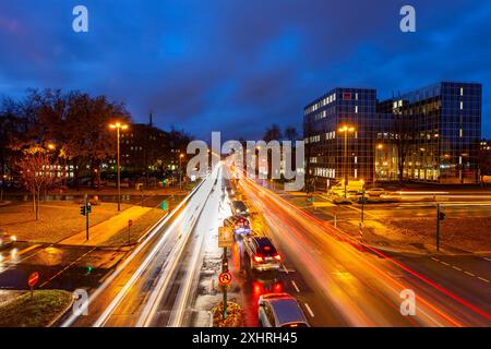 Bundesstraße B224, Alfredstraße, in Essen Ruettenscheid, abendlicher Rushhour-Verkehr, dieses Gebiet wäre ebenfalls von einem Dieselfahrverbot betroffen Stockfoto