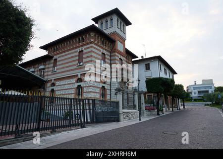 Lazise, Italien - 15. Juni 2024 - die leeren Straßen von Lazise am frühen Morgen Stockfoto