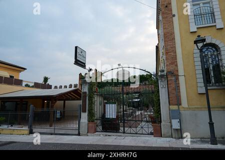 Lazise, Italien - 15. Juni 2024 - die leeren Straßen von Lazise am frühen Morgen Stockfoto