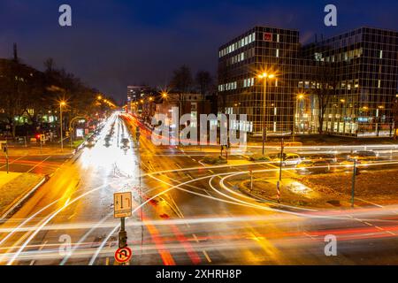 Bundesstraße B224, Alfredstraße, in Essen Ruettenscheid, abendlicher Rushhour-Verkehr, dieses Gebiet wäre ebenfalls von einem Dieselfahrverbot betroffen Stockfoto