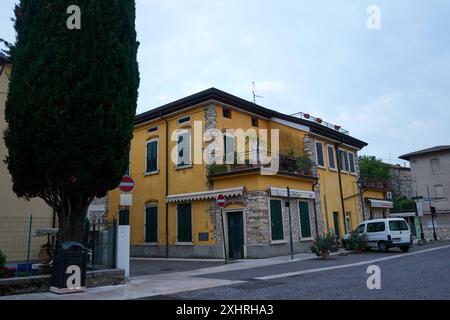 Lazise, Italien - 15. Juni 2024 - die leeren Straßen von Lazise am frühen Morgen Stockfoto