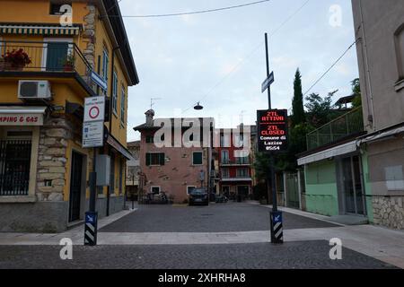 Lazise, Italien - 15. Juni 2024 - die leeren Straßen von Lazise am frühen Morgen Stockfoto