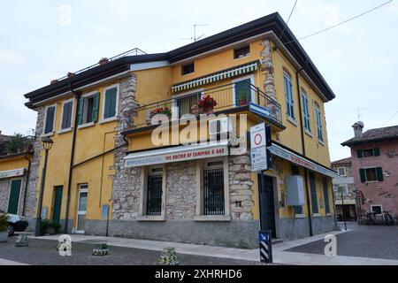 Lazise, Italien - 15. Juni 2024 - die leeren Straßen von Lazise am frühen Morgen Stockfoto