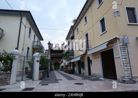 Lazise, Italien - 15. Juni 2024 - die leeren Straßen von Lazise am frühen Morgen Stockfoto