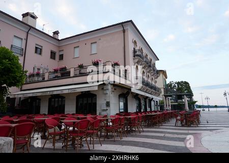 Lazise, Italien - 15. Juni 2024 - die leeren Straßen von Lazise am frühen Morgen Stockfoto