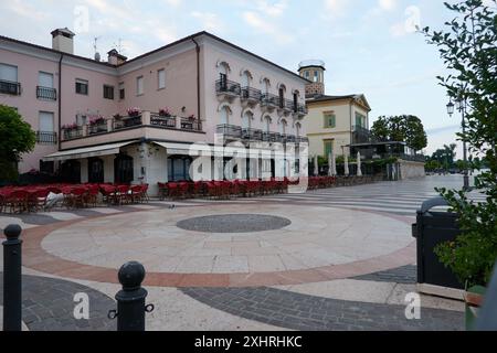 Lazise, Italien - 15. Juni 2024 - die leeren Straßen von Lazise am frühen Morgen Stockfoto