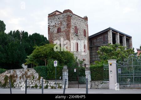 Lazise, Italien - 15. Juni 2024 - die leeren Straßen von Lazise am frühen Morgen Stockfoto