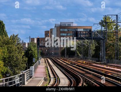 Blick auf die Bahngleise und die Stadt vom Bahnhof Hakescher Markt, Berlin, Deutschland Stockfoto