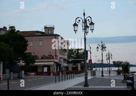 Lazise, Italien - 15. Juni 2024 - die leeren Straßen von Lazise am frühen Morgen Stockfoto