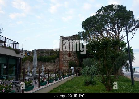 Lazise, Italien - 15. Juni 2024 - die leeren Straßen von Lazise am frühen Morgen Stockfoto