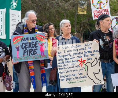 Detroit, Michigan, USA. Juli 2024. Interreligiöse Führer versammelten sich an der Wayne State University, um sich zu versammeln und für Frieden in Gaza zu beten. Sie baten die Universität, sich von Unternehmen zu veräußern, die von Krieg und Waffenherstellung profitieren. Die Universität schaltete Rasensprenger rund um Spirit Rock ein, wo sie sich sammeln wollten. Spirit Rock war der Ort eines Antikriegslagers für Studenten, das die Universitätspolizei im Mai abbrach. Quelle: Jim West/Alamy Live News Stockfoto