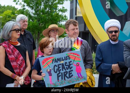 Detroit, Michigan, USA. Juli 2024. Interreligiöse Führer versammelten sich an der Wayne State University, um sich zu versammeln und für Frieden in Gaza zu beten. Sie baten die Universität, sich von Unternehmen zu veräußern, die von Krieg und Waffenherstellung profitieren. Die Universität schaltete Rasensprenger rund um Spirit Rock ein, wo sie sich sammeln wollten. Spirit Rock war der Ort eines Antikriegslagers für Studenten, das die Universitätspolizei im Mai abbrach. Quelle: Jim West/Alamy Live News Stockfoto