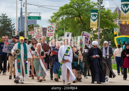 Detroit, Michigan, USA. Juli 2024. Interreligiöse Führer versammelten sich an der Wayne State University, um sich zu versammeln und für Frieden in Gaza zu beten. Sie baten die Universität, sich von Unternehmen zu veräußern, die von Krieg und Waffenherstellung profitieren. Die Universität schaltete Rasensprenger rund um Spirit Rock ein, wo sie sich sammeln wollten. Spirit Rock war der Ort eines Antikriegslagers für Studenten, das die Universitätspolizei im Mai abbrach. Quelle: Jim West/Alamy Live News Stockfoto