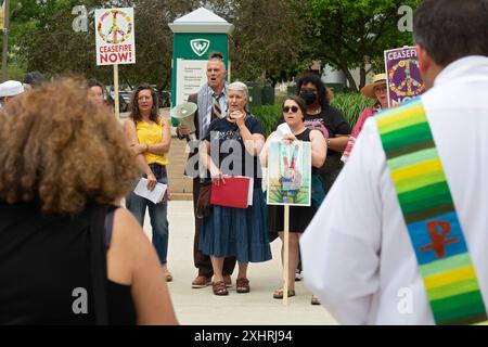 Detroit, Michigan, USA. Juli 2024. Interreligiöse Führer versammelten sich an der Wayne State University, um sich zu versammeln und für Frieden in Gaza zu beten. Sie baten die Universität, sich von Unternehmen zu veräußern, die von Krieg und Waffenherstellung profitieren. Die Universität schaltete Rasensprenger rund um Spirit Rock ein, wo sie sich sammeln wollten. Spirit Rock war der Ort eines Antikriegslagers für Studenten, das die Universitätspolizei im Mai abbrach. Quelle: Jim West/Alamy Live News Stockfoto